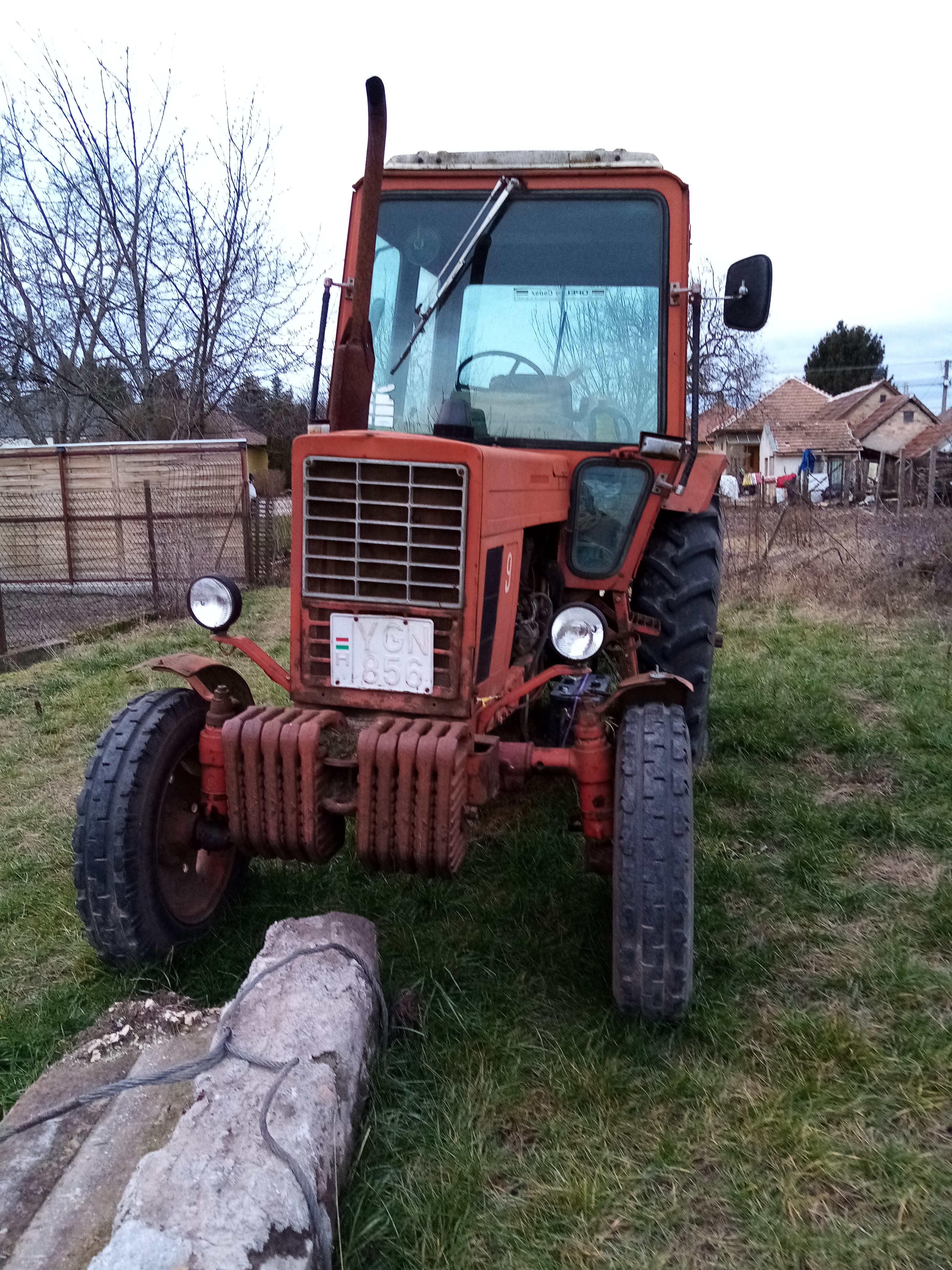 MTZ traktor mezőgazdasági eszközökkel eladó