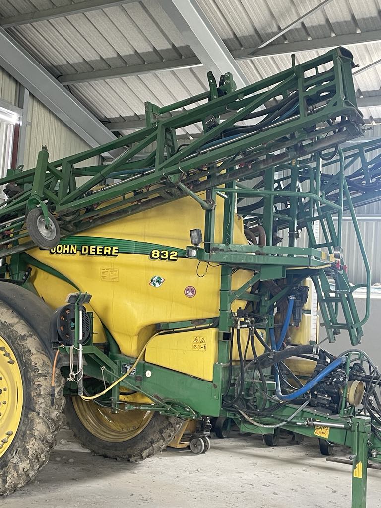 John Deere 832 permetező eladó