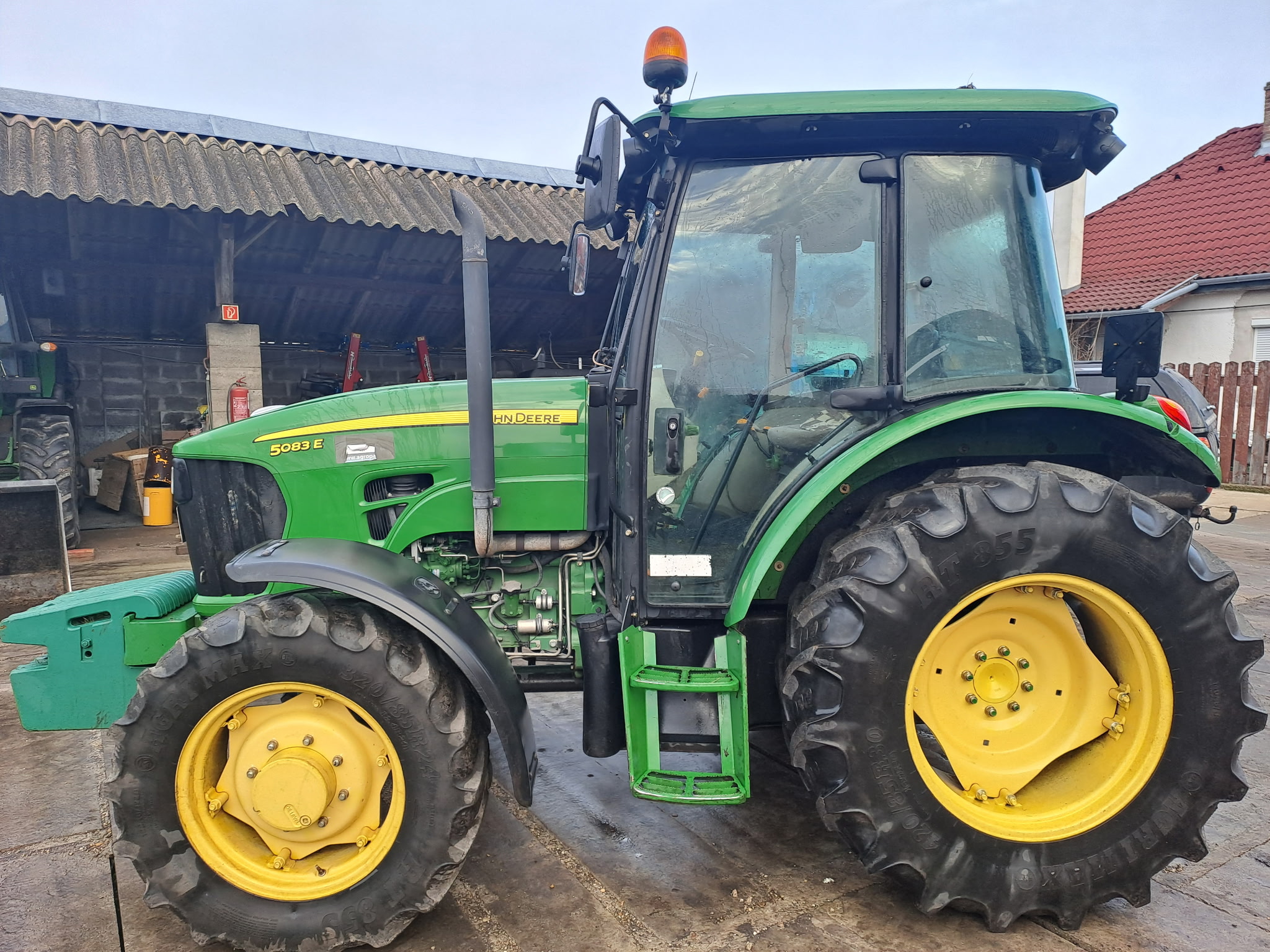 •	Megkímélt John Deere 5083E eladó – Hosszú műszakival, azonnal munkára fogható!