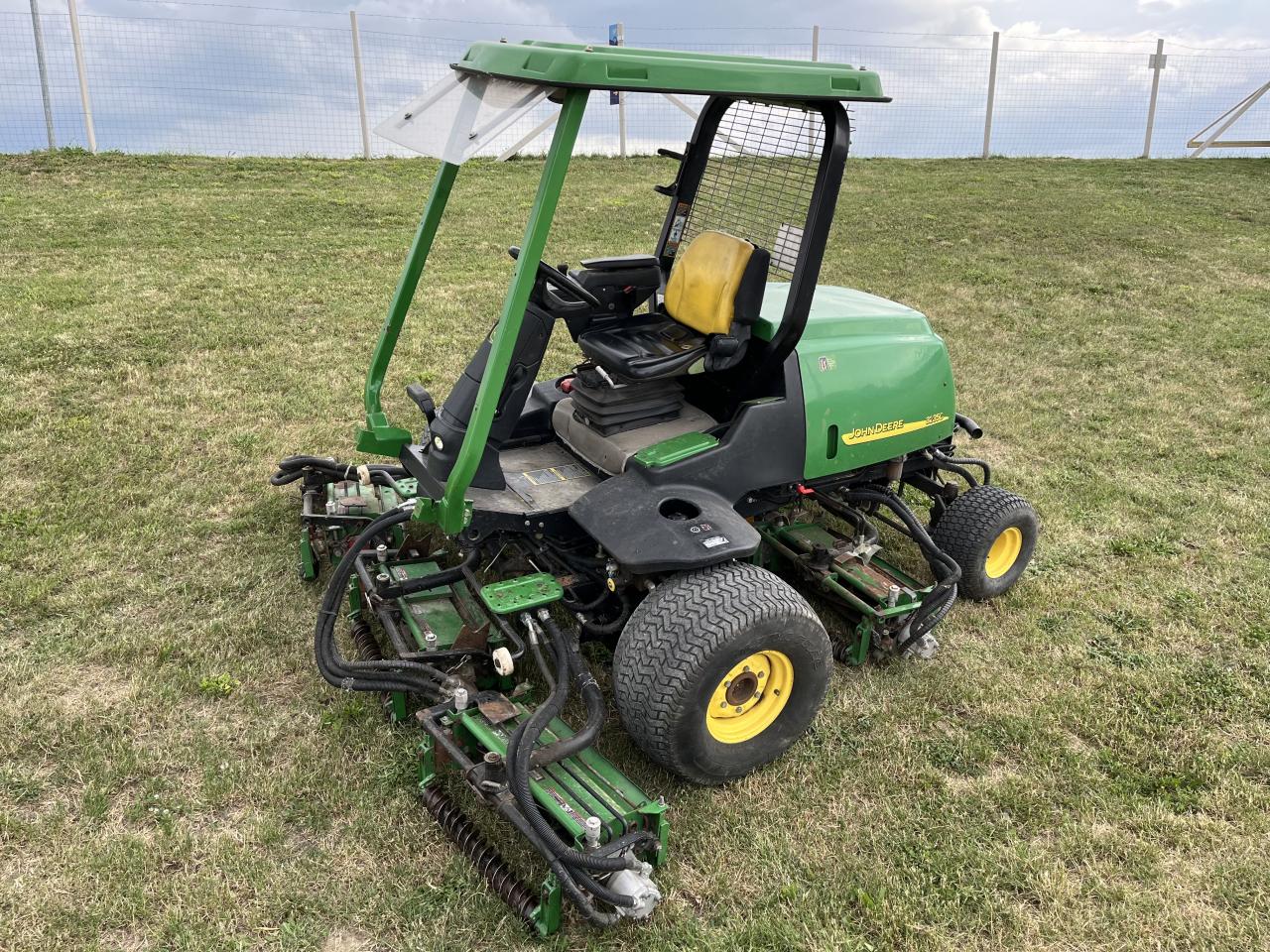 John Deere 3235C típusú, tetővel felszerelt fűnyíró traktor